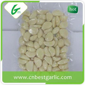 Vacuum packed fresh peeled garlic cloves